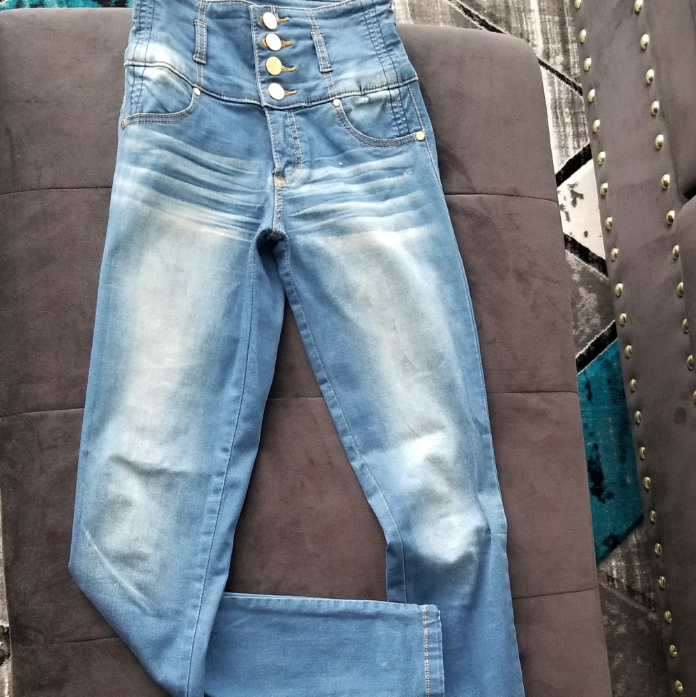 High-rise denim jeans (butt-lifting)